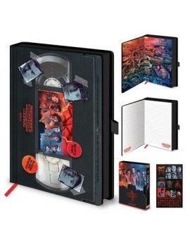 STRANGER THINGS - VHS Saison 4 - Cahier A5 Premium Pyramid 1 - Culture-Pop-France