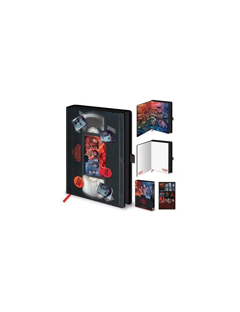 STRANGER THINGS - VHS Saison 4 - Cahier A5 Premium Pyramid 1 - Culture-Pop-France STRANGER THINGS - VHS Saison 4 - Cahier A5 Premium Pyramid 1 - Culture-Pop-France
