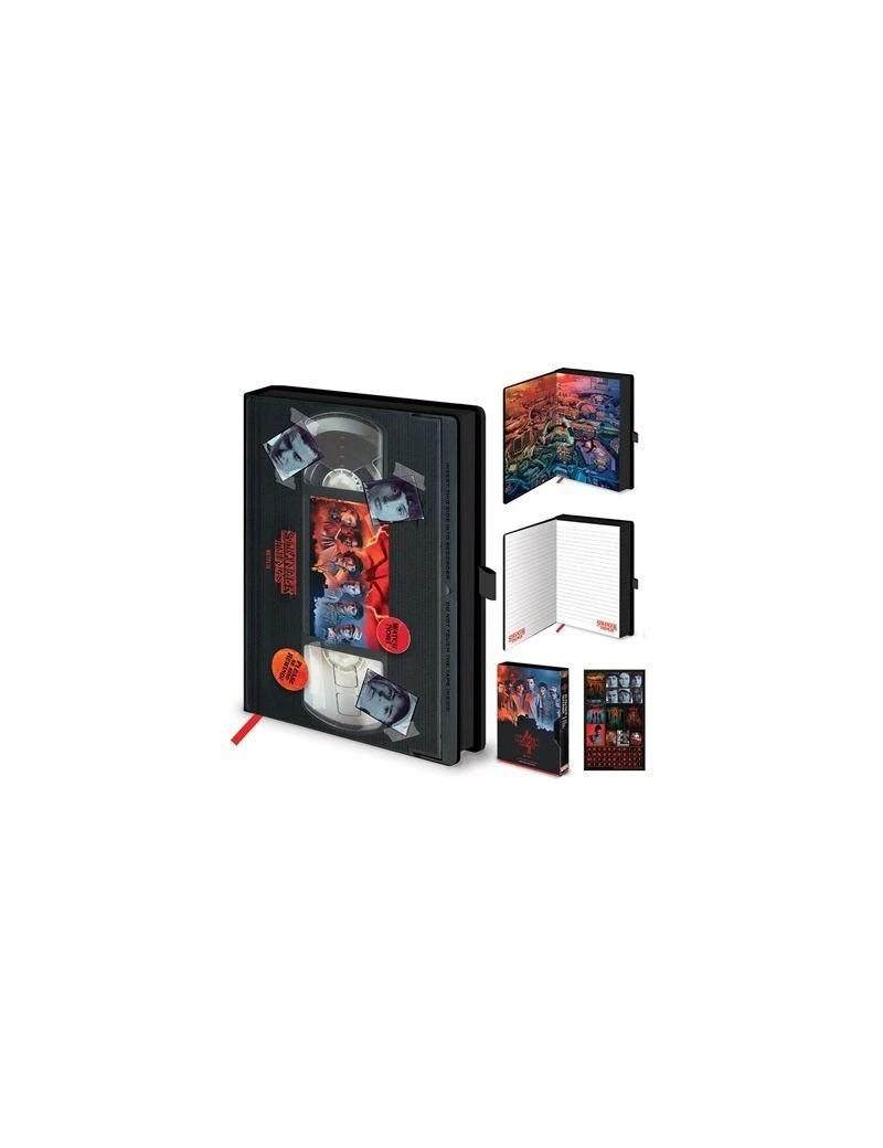 STRANGER THINGS - VHS Saison 4 - Cahier A5 Premium Pyramid 1 - Culture-Pop-France STRANGER THINGS - VHS Saison 4 - Cahier A5 Premium Pyramid 1 - Culture-Pop-France